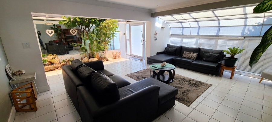 3 Bedroom Property for Sale in Cravenby Western Cape